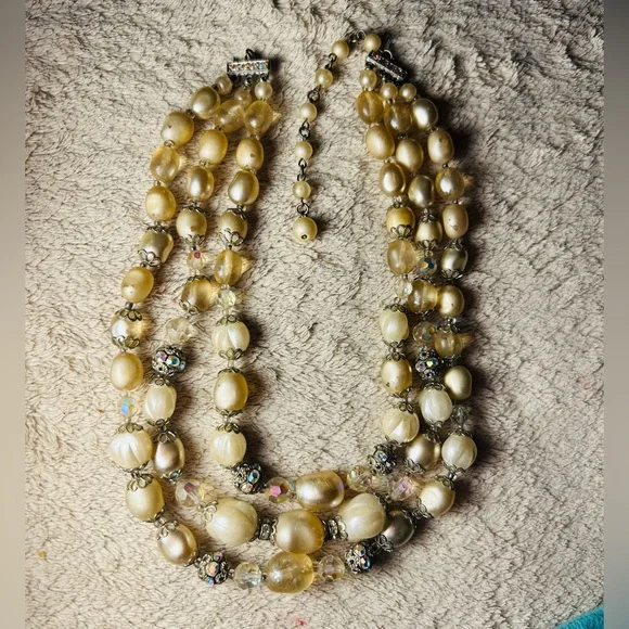 Vintage Faux Pearl and bead Necklace
Hollywood Stylish - Picture 1 of 6